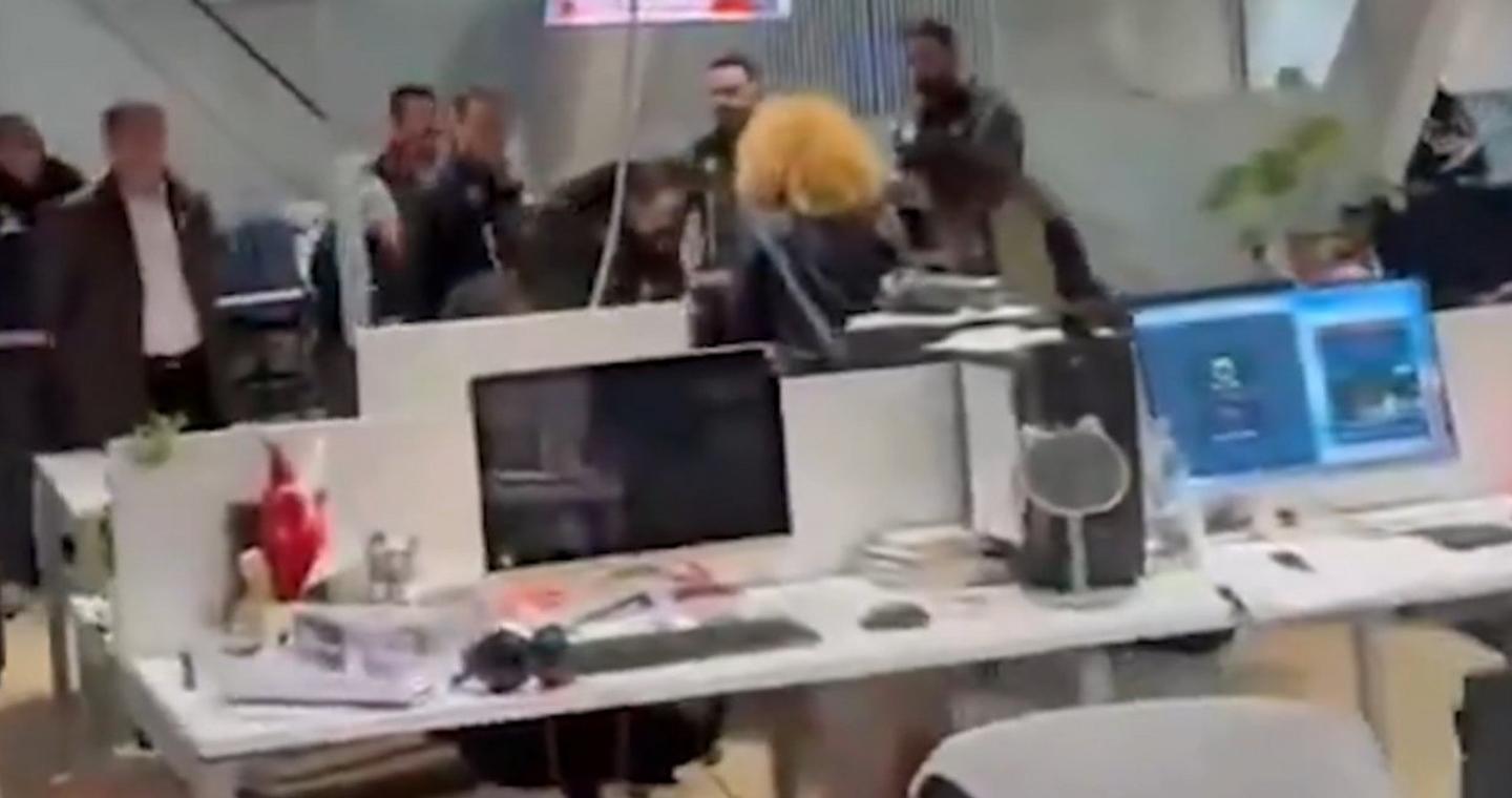 Έφοδος της τουρκικής Αστυνομίας στο αντιπολιτευόμενο Halk TV -Διακόπηκε η ζωντανή μετάδοση [βίντεο]
