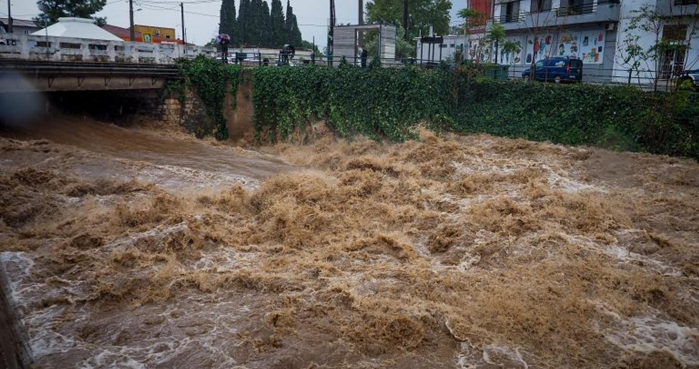 Κακοκαιρία: Νεκρός άνδρας στη Ρόδο, πλημμύρες σε Εύβοια και Σποράδες – Τι μεταδίδουν οι ρεπόρτερ του ΕΡΤnews