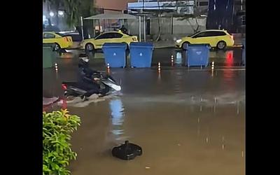 Κόκκινος Κωδικός στην Αττική: Κλειστοί δρόμοι και πλημμυρισμένα σημεία λόγω της κατακλυσμιακής βροχής