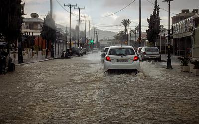 Ρόδος μετράει ζημιές: νεκρός 62χρονος, σχολεία κλειστά για ελέγχους ασφαλείας