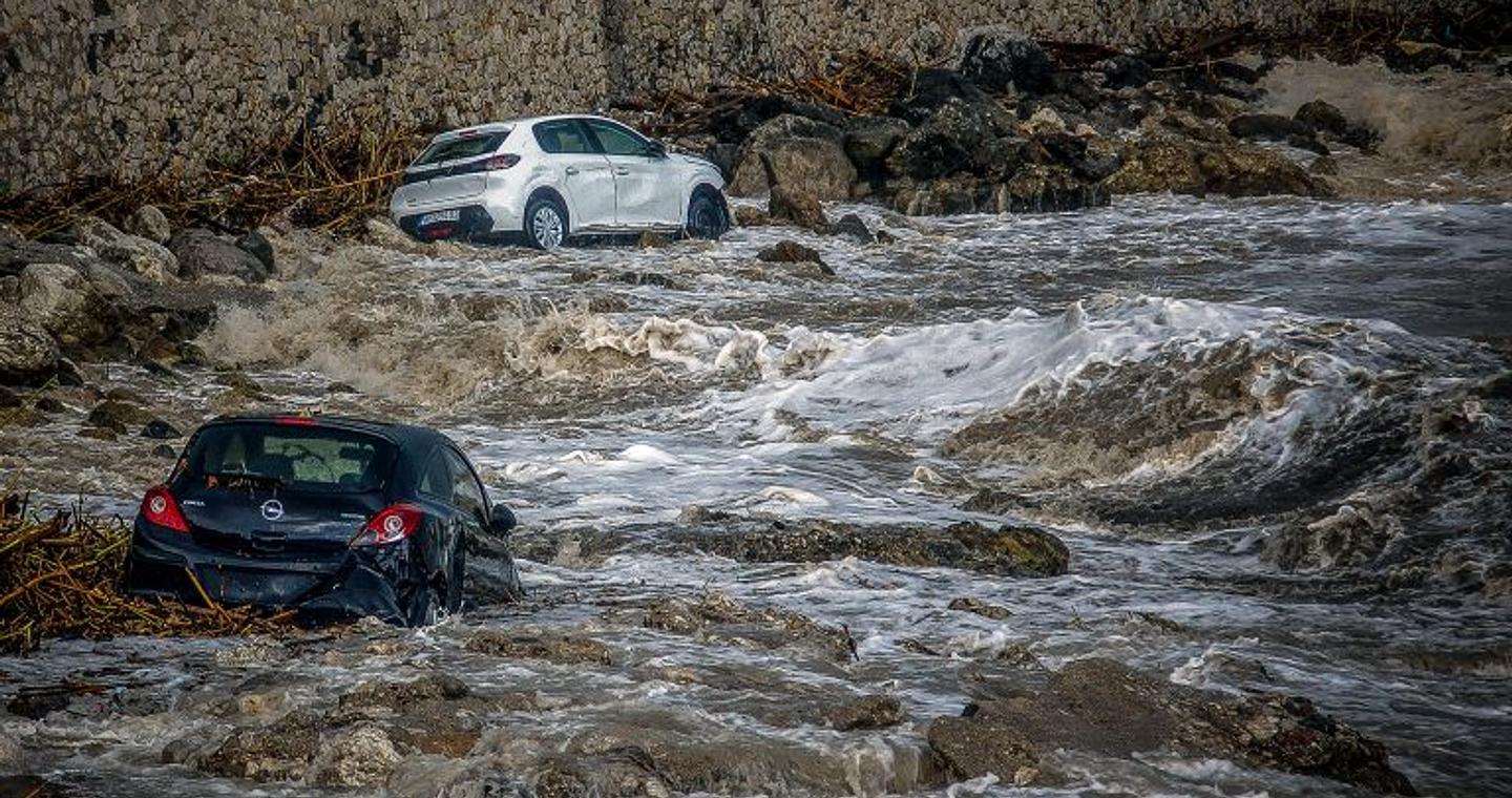 Κακοκαιρία: Νεκρός 62χρονος στη Ρόδο, κόπηκε στα δύο δρόμος στην Εύβοια, πλημμύρες σε Σποράδες και Ωρωπό – Πότε υποχωρούν τα φαινόμενα