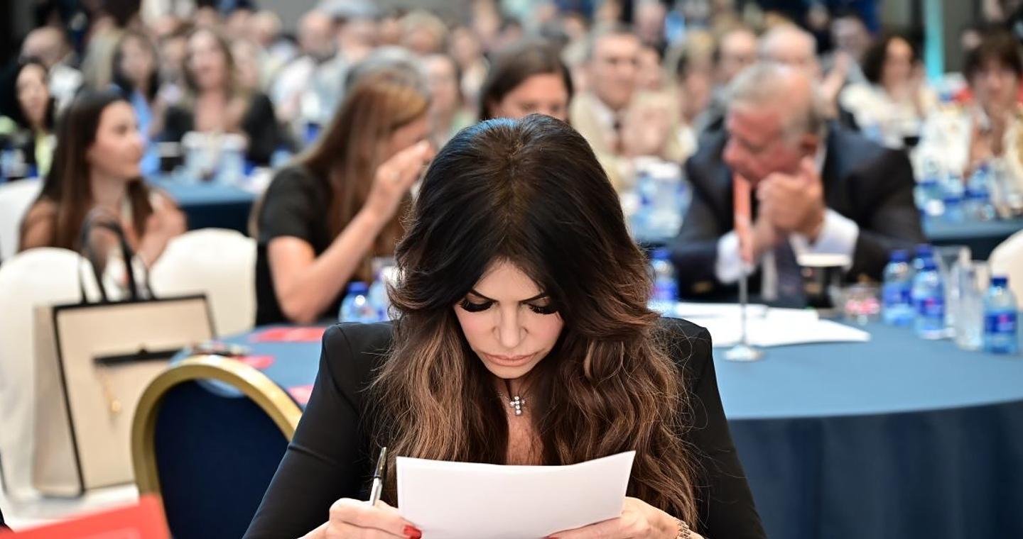 Κίμπερλι Γκιλφόιλ: Τα τηλεφωνήματα για να σώσει τη θέση της και τα μηνύματα που απέδωσε σε AI - Νέες αποκαλύψεις από την WSJ