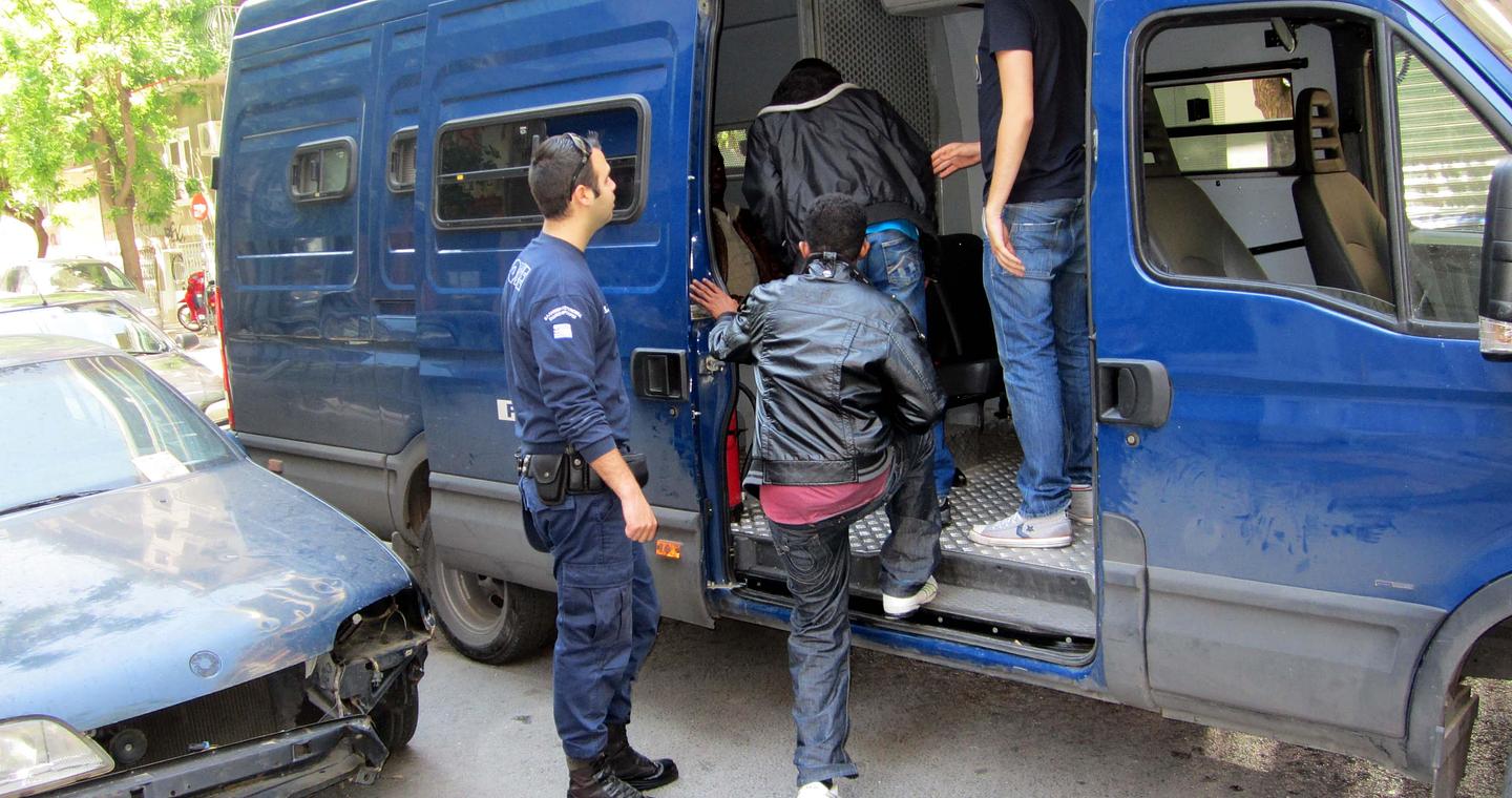 Πρόστιμα «φωτιά» και έφοδοι της ΕΛ.ΑΣ στα διαμερίσματα-υπνωτήρια της Αθήνας – Στο στόχαστρο και οι πλατείες