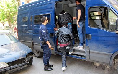 Πρόστιμα 10.000€ και σφράγιση για παράνομα υπνωτήρια – Εφόδους ανακοινώνει Χρυσοχοΐδης