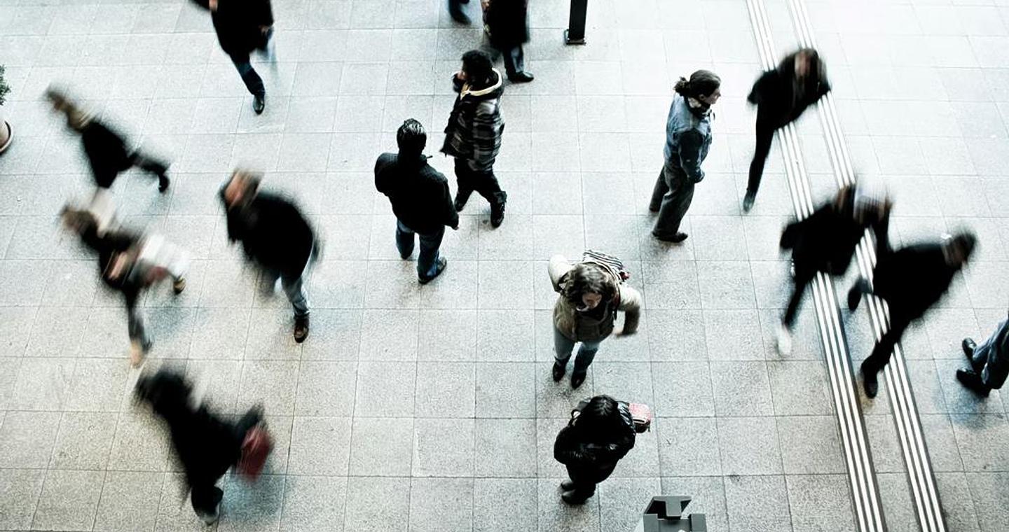 Επενδύσεις: Η απειλή πίσω το ροζ συννεφάκι – Οι κρυφοί κίνδυνοι, το μήνυμα Στουρνάρα