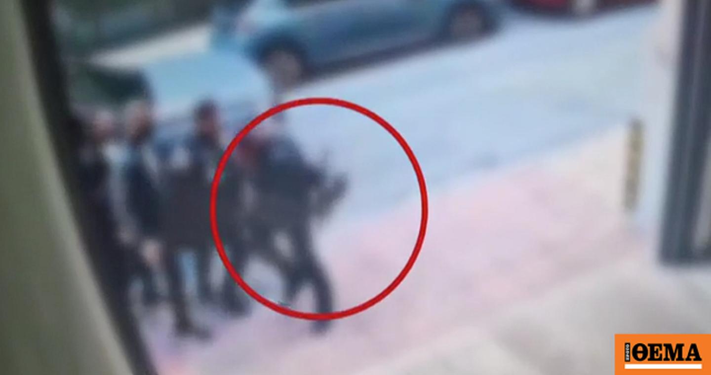Θεσσαλονίκη: Αστυνομικός πέταξε γιλέκο, γκλομπ και όπλο για να διαπληκτιστεί με πολίτη, δείτε βίντεο