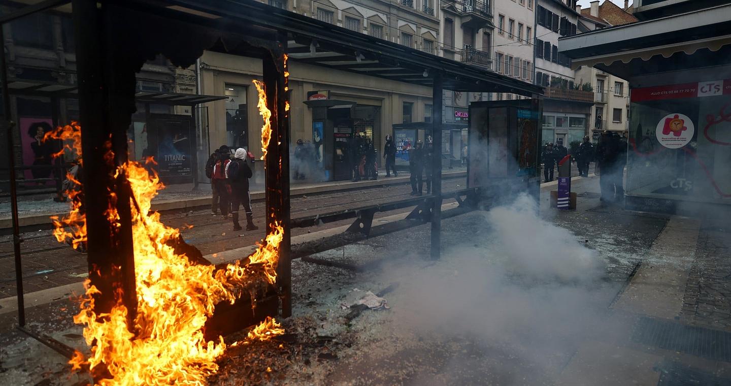 Έκρηξη οργής στη Γαλλία για σχολεία και κόστος ζωής: Κτίρια στις φλόγες, συγκρούσεις και εκατοντάδες συλλήψεις