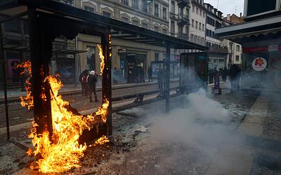 Κρίση στη Γαλλία: Μαζικές διαδηλώσεις και βία σε πολλές πόλεις