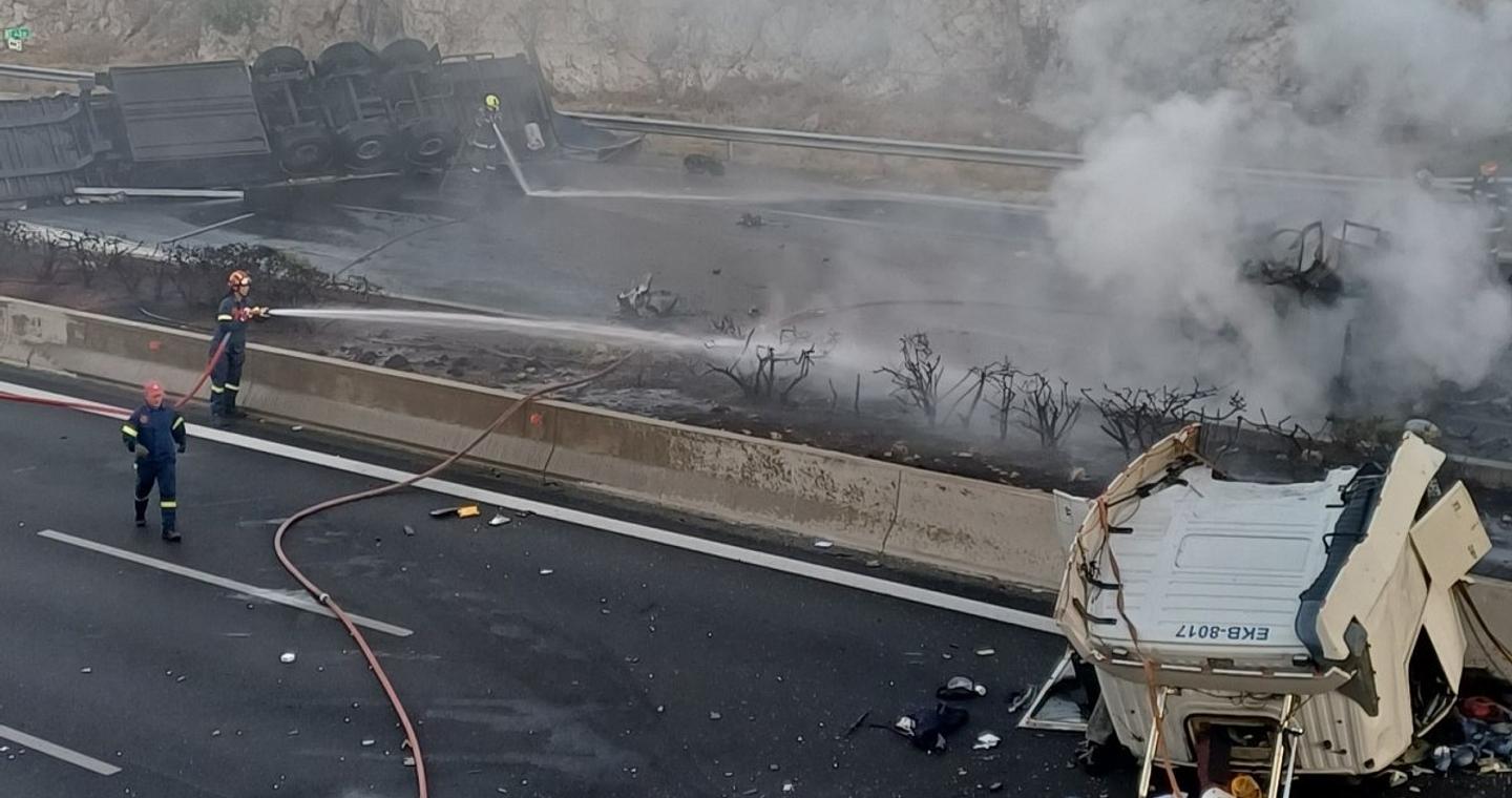 Σοβαρό τροχαίο με ανατροπή νταλίκας στην εθνική οδό – Τυλίχθηκε στις φλόγες το φορτηγό – Τραυματίστηκε ο οδηγός