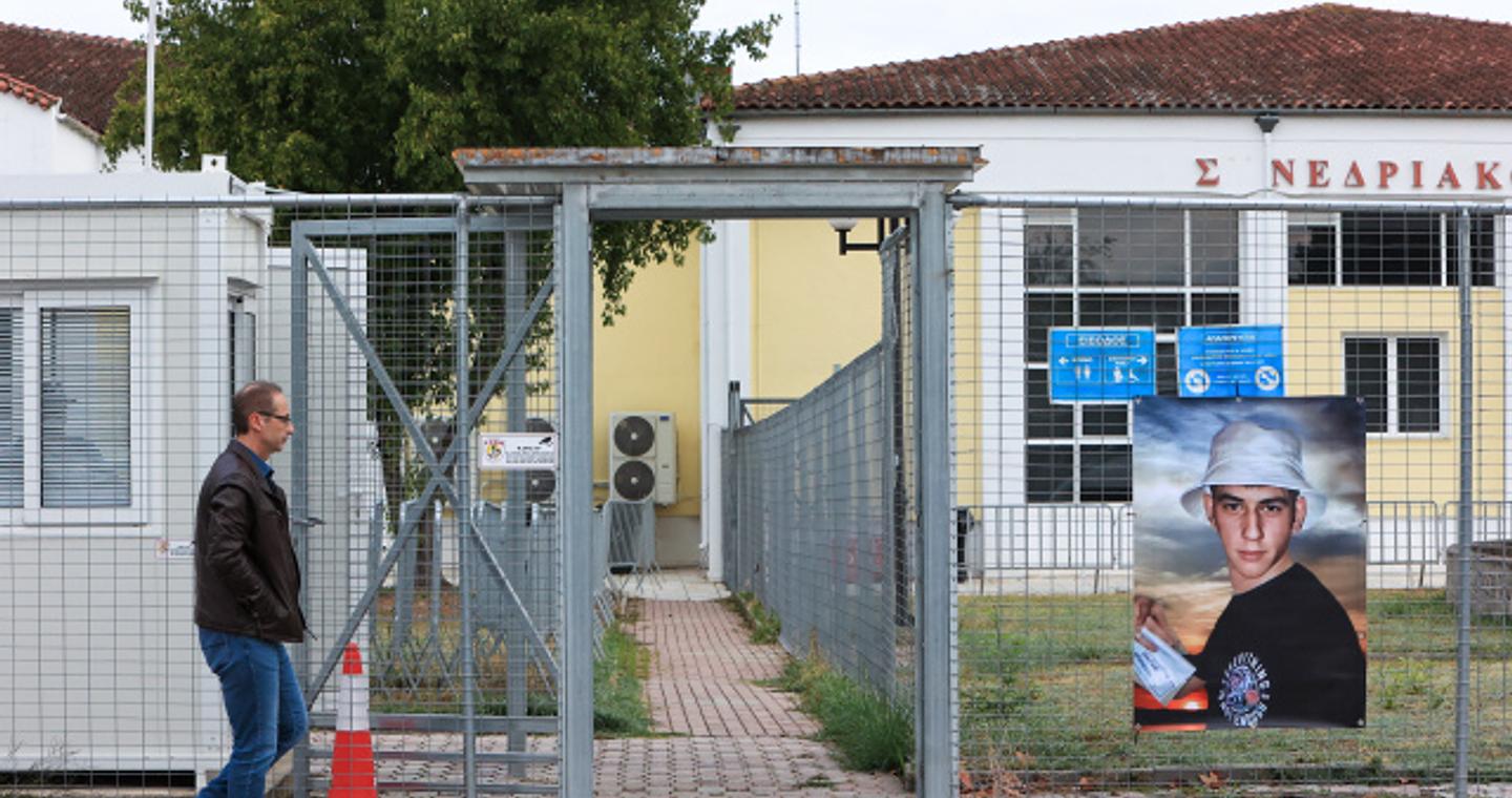 Η δίκη για τα Τέμπη συνεχίζεται με τις καταθέσεις επιζώντων: «Ήταν σαν πολεμική ταινία, νόμιζαν ότι ήμουν νεκρός και με σκέπασαν με μπουφάν»