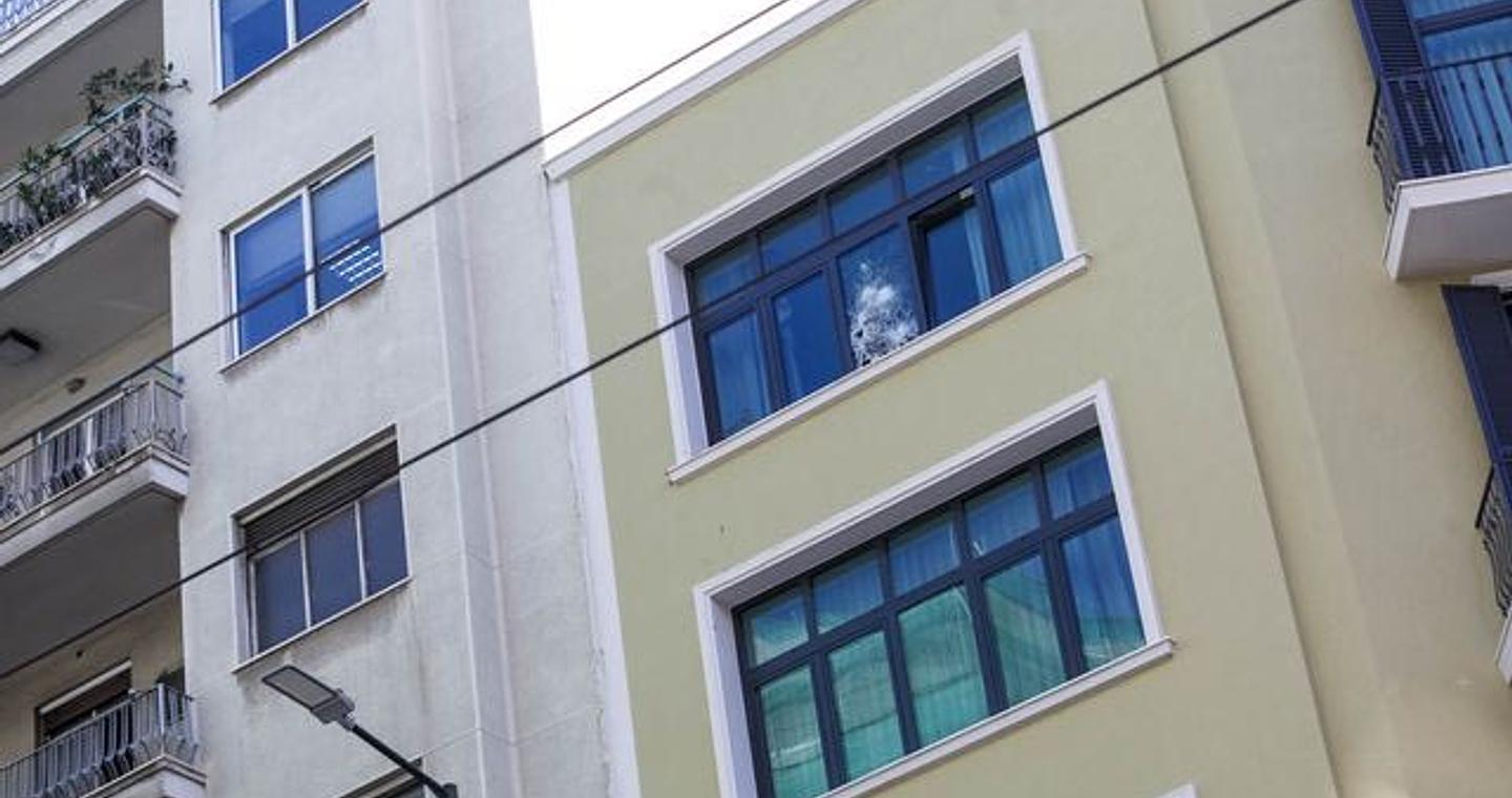 Νεκρός ο άνδρας που έπεσε από κτίριο στην Ομόνοια – Τι εξετάζουν οι Αρχές