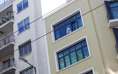 Ανδρας πέφτει από 4ο όροφο στην Ομόνοια — νεκρός στο Γεννηματά