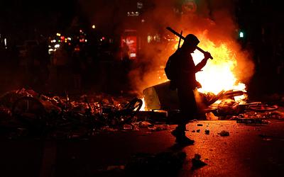Ταραχές στη Γαλλία: Η Εθνική Συσπείρωση μετατρέπει το χάος σε προεκλογικό όπλο