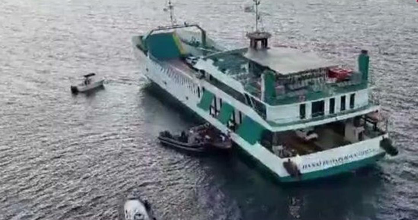 Προσάραξη φέρι μποτ στα Νέα Στύρα: Αναμένεται να ξεκινήσει η διαδικασία ρυμούλκησης – Ερευνα για τα αίτια του ατυχήματος