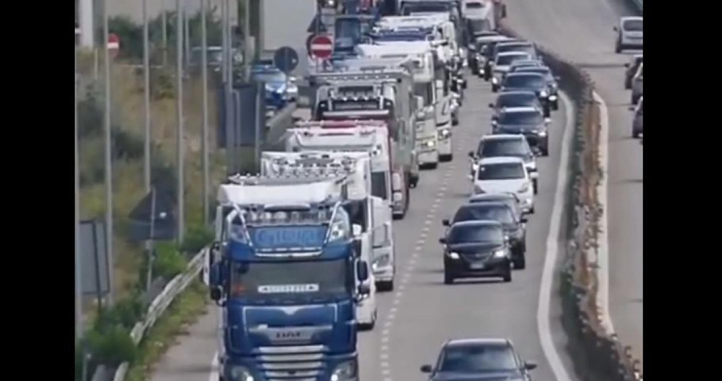 Απεργία φορτηγών στην Ιταλία για τα καύσιμα: Άδεια σούπερ μάρκετ και πρατήρια βενζίνης (Βίντεο)