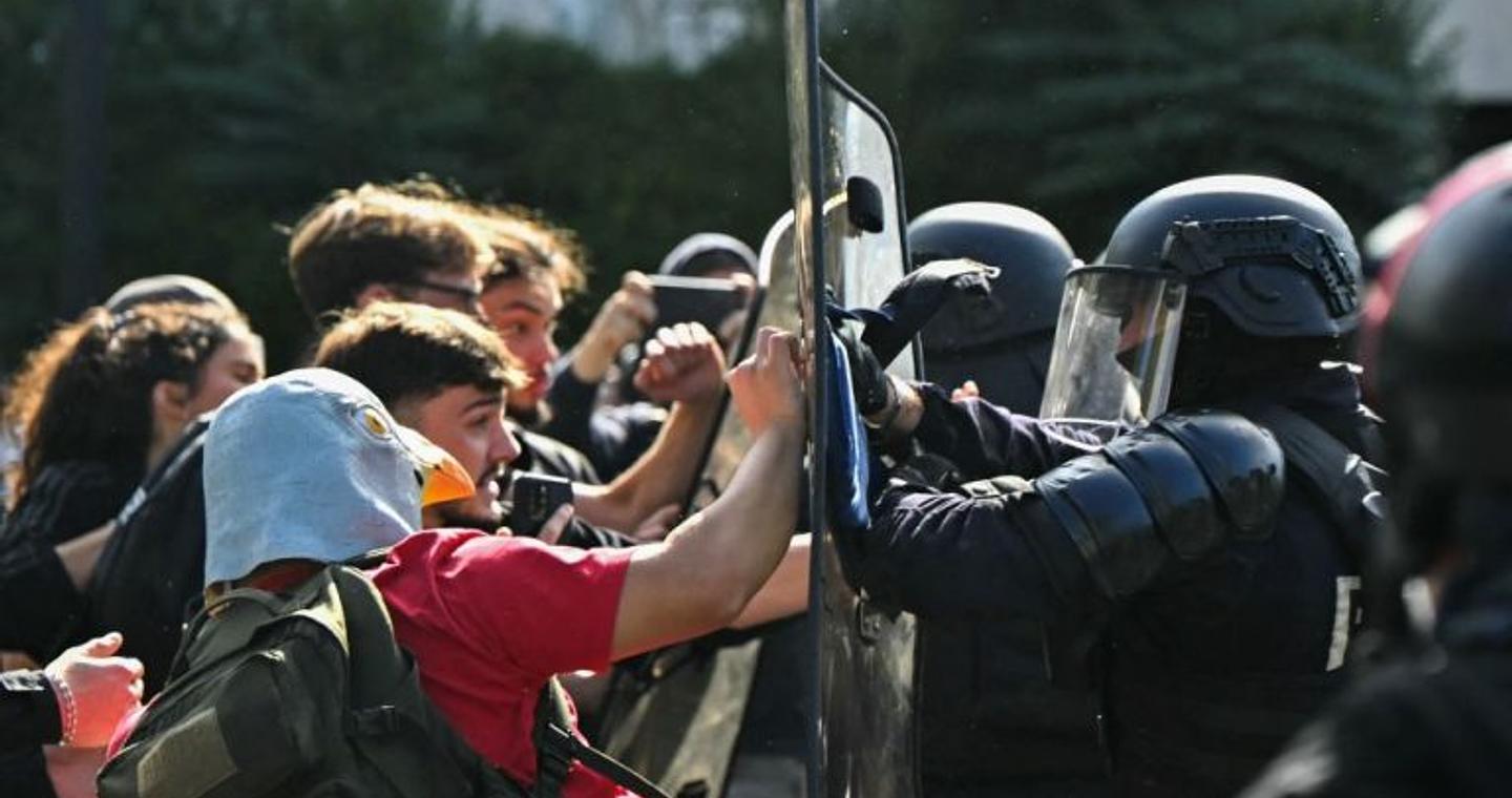 Γαλλία: Νυχτερινή απαγόρευση κυκλοφορίας στο Παρίσι και άλλες πόλεις υπό τον φόβο νέων ταραχών