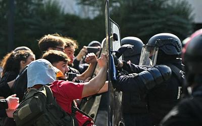 Γαλλία: Νυχτερινή απαγόρευση στο Παρίσι μετά τα βίαια επεισόδια