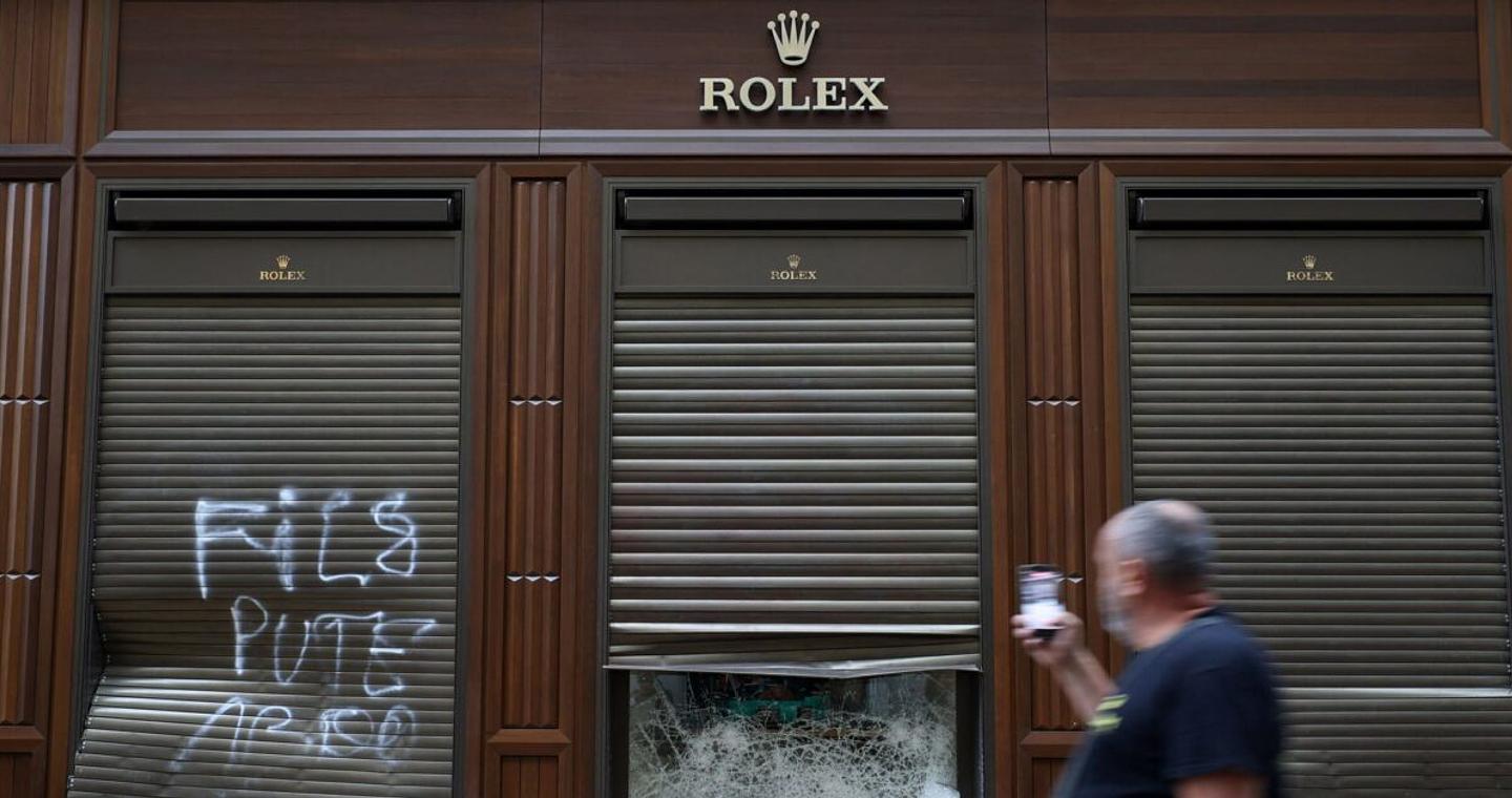 Ανελέητο πλιάτσικο στη Γαλλία: Θρύψαλα οι χλιδάτες βιτρίνες των Louis Vuitton, Hermès, Rolex, Apple, Galeries Lafayette