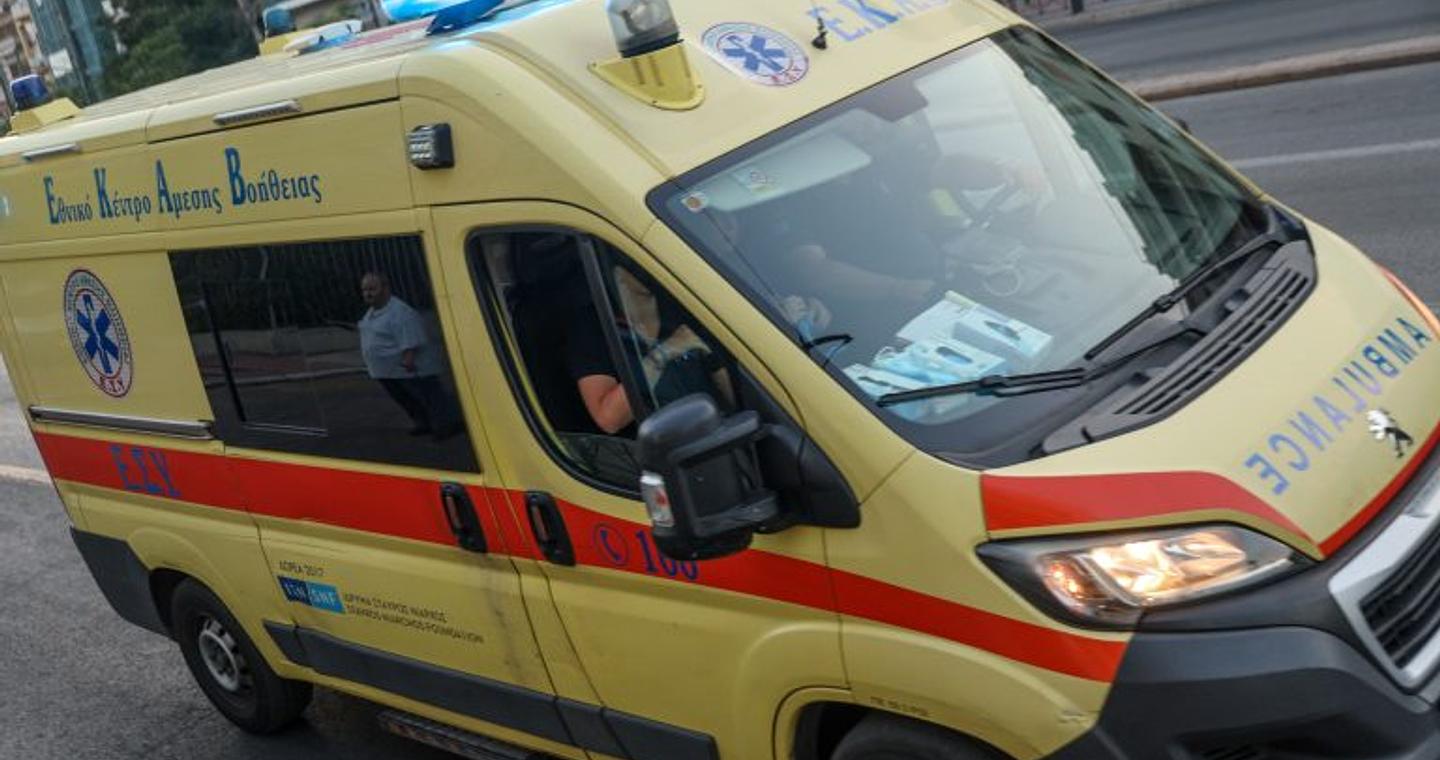 Τροχαίο στην Αττική Οδό: Φορτηγό συγκρούστηκε με Ι.Χ. – Εκσφενδονίστηκε ο οδηγός φορτηγού και έπεσε στις γραμμές του τρένου