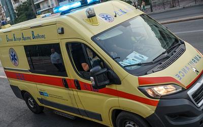 Τράκτορας εκσφενδώνει οδηγό στις σιδηροδρομικές ράγες της Ατικής Οδού