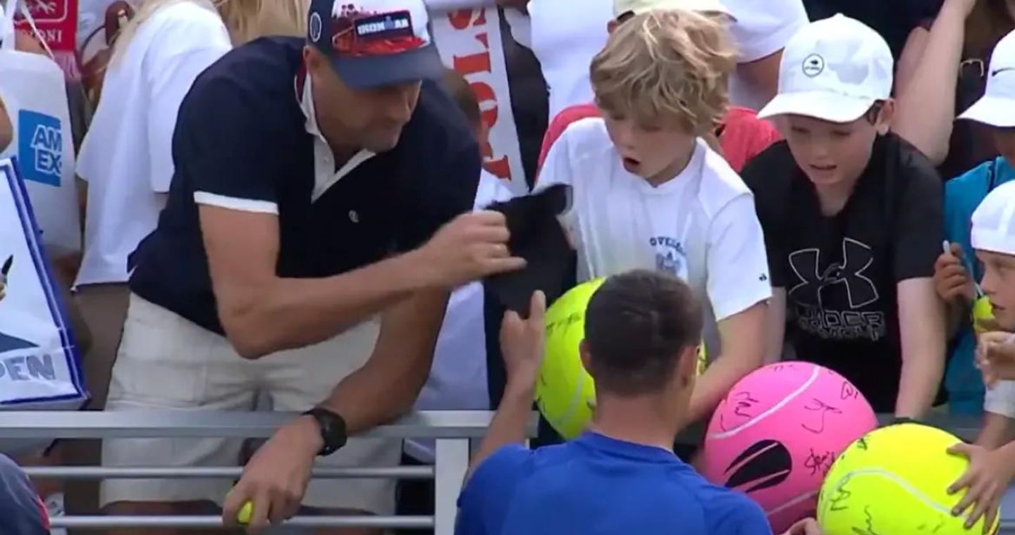 Σάλος στο US Open με τον Πολωνό CEO που έκλεψε υπογεγραμμένο καπέλο από παιδί - Τι απαντά ο ίδιος