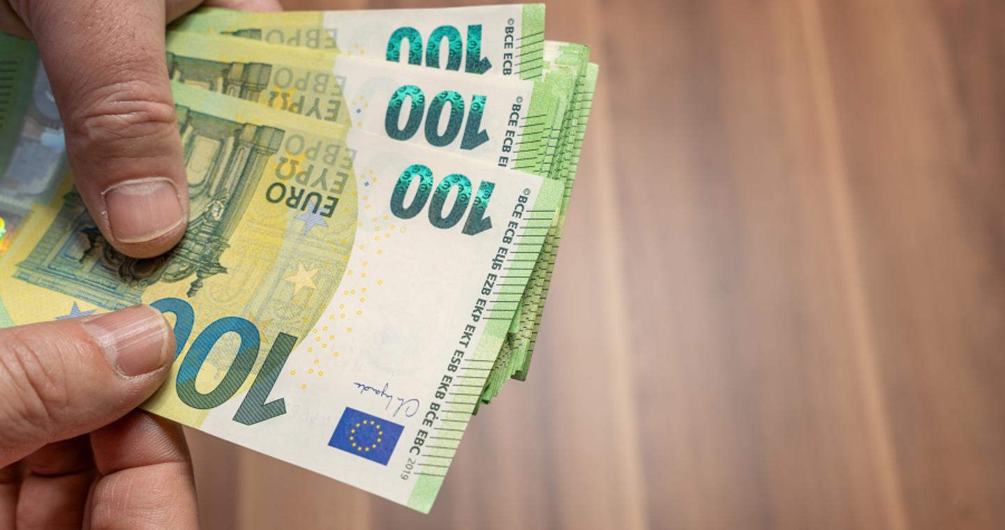 Δώρο Χριστουγέννων 500 ευρώ στο Δημόσιο από το 2027 - Ποιοι το δικαιούνται και ποιοι θα πάρουν μικρότερο ποσό