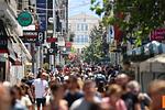 Αθήνα αντιδράει στον γαλλικό χάος με 2 δισ. ευρώ μόνιμες παροχές