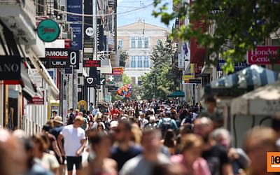Αθήνα αντιδράει στον γαλλικό χάος με 2 δισ. ευρώ μόνιμες παροχές