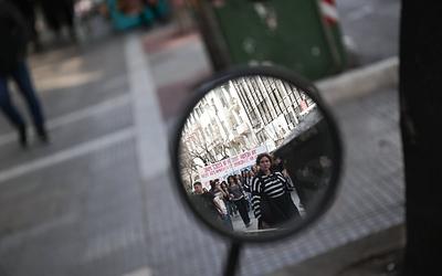 Κυβέρνηση: «Ψυχραιμία και διάλογος» απέναντι σε κλιμάκωση – Η γραμμή κόκκινη για τη βία