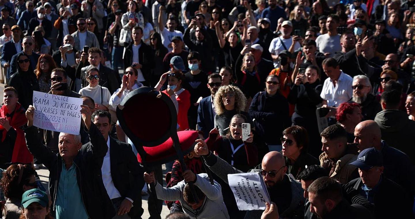 Αλβανία: «Καρότο» στους αστυνομικούς και «μαστίγιο» στους μαθητές από τον Έντι Ράμα – «Παραιτήσου» του λένε οι διαδηλωτές