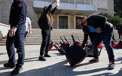 Αλβανία: Φοιτητές αναποδογυρίζουν καρέκλες Ράμα - 7η μέρα διαμαρτυριών