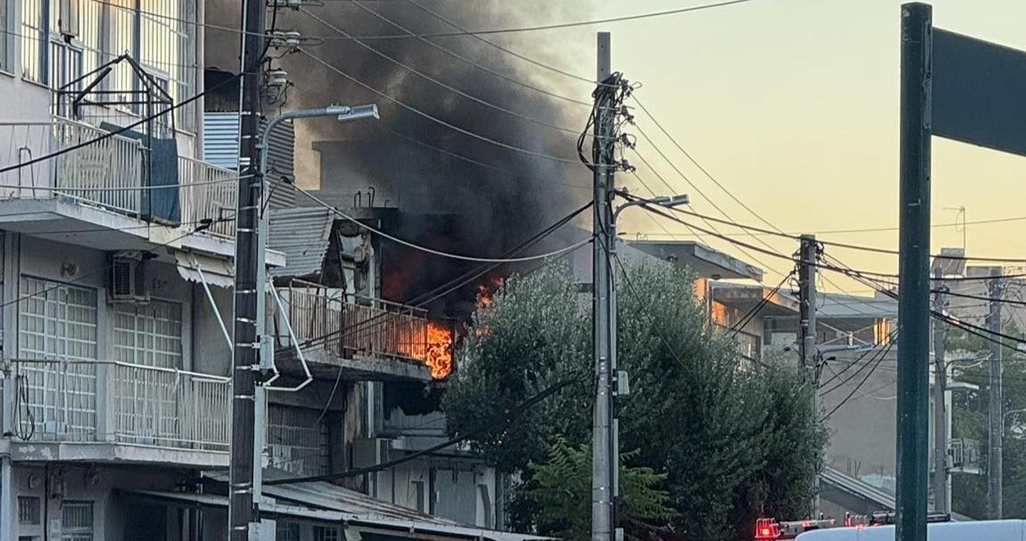 Φωτιά σε επιχείρηση στο Περιστέρι – Αναφορές για εγκλωβισμένα άτομα