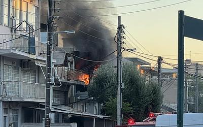 Μεγάλη φωτιά σε βιοτεχνία στο Περιστέρι: Άνθρωποι μέσα στο κτίριο;