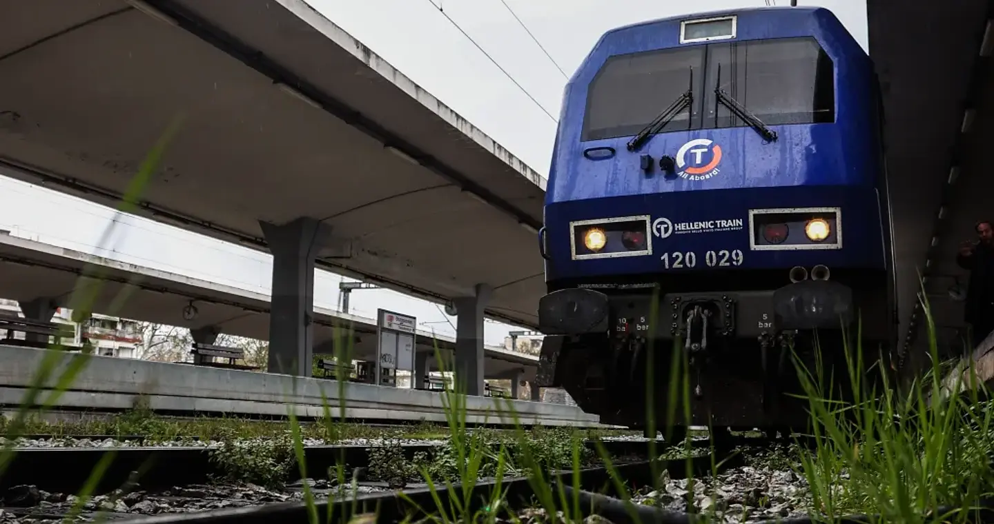 Hellenic train: Οι επιβάτες της αμαξοστοιχίας 11304 θα μεταφερθούν στον προορισμό τους με λεωφορεία, λόγω πυρκαγιάς