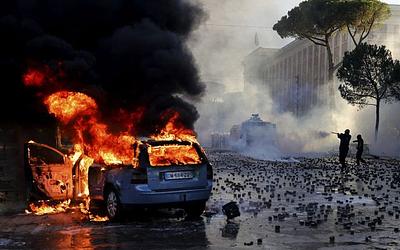 Αλβανία στο καμμένο: Ράμα μισθώνει αστυνομικούς, νεολαία απειλεί με χάος