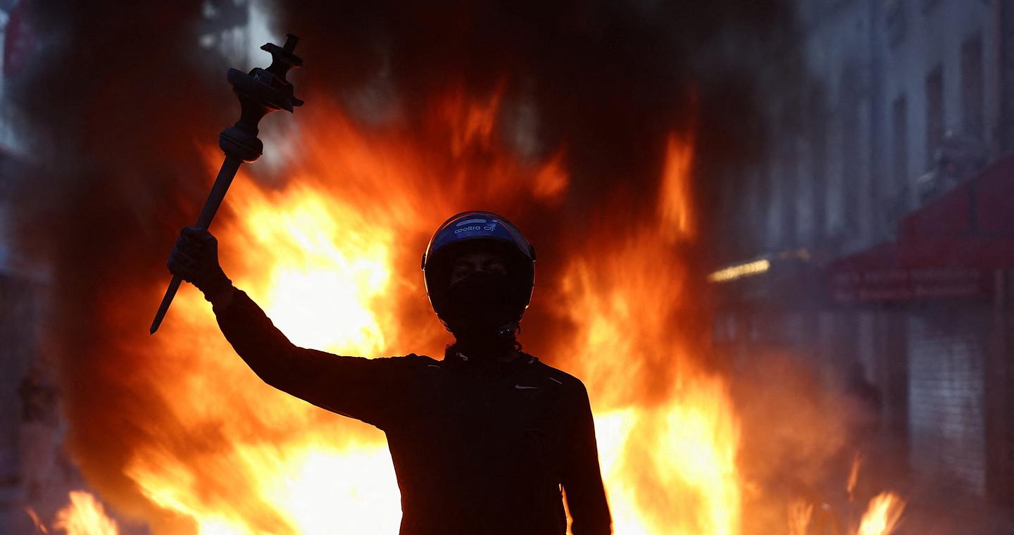 Γαλλία: Το αδιέξοδο του Μακρόν, ο «αυτοκινητόδρομος» της Λεπέν και οι στάχτες των ταραχών