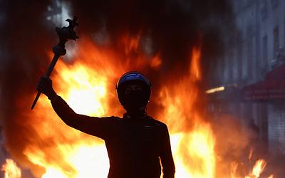 Γαλλία στα φλόγα: 2.400 συλλήψεις, η Λεπέν βλέπει προεδρία