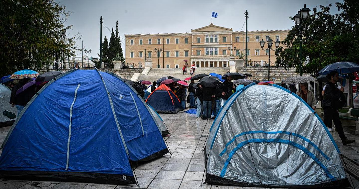 Συλλαλητήριο: Σκηνές αντίστασης από τη γενιά του «δεν πάει άλλο» – Το αγωνιστικό «ραντεβού» σε Σύνταγμα και Προπύλαια