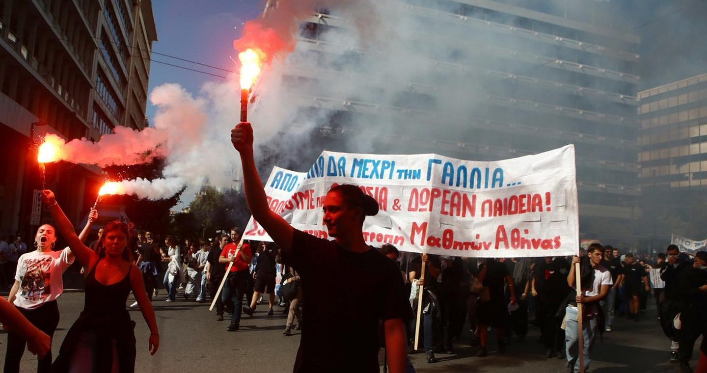 Με γαλλικά συνθήματα, τραγούδια και μπαλόνια το πανεκπαιδευτικό συλλαλητήριο στην Αθήνα -Μικροεπεισόδια με πέτρες και κρότου-λάμψης στο τέλος