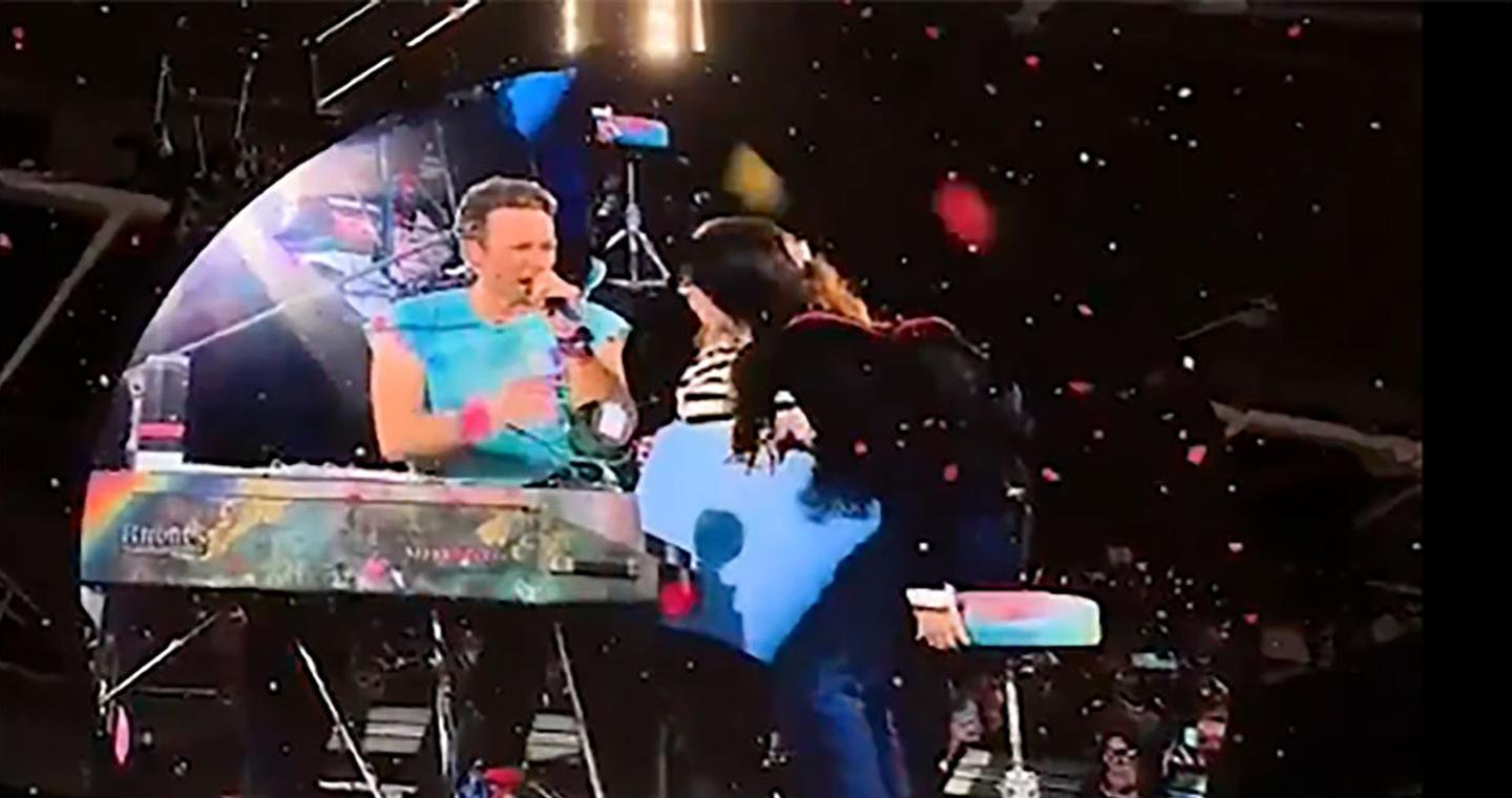 Coldplay: Άλλη μια «άβολη» στιγμή σε συναυλία τους – «Σας αντιμετωπίζω ανθρώπινα ανεξάρτητα από την καταγωγή σας»