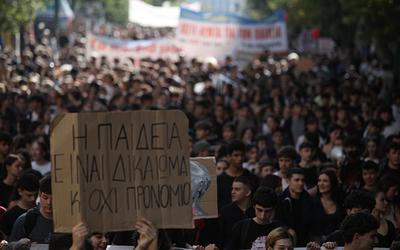 Πανελλαδική εξέγερση: Χιλιάδες στους δρόμους σε 8 πόλεις - Πλήρης καταγραφή