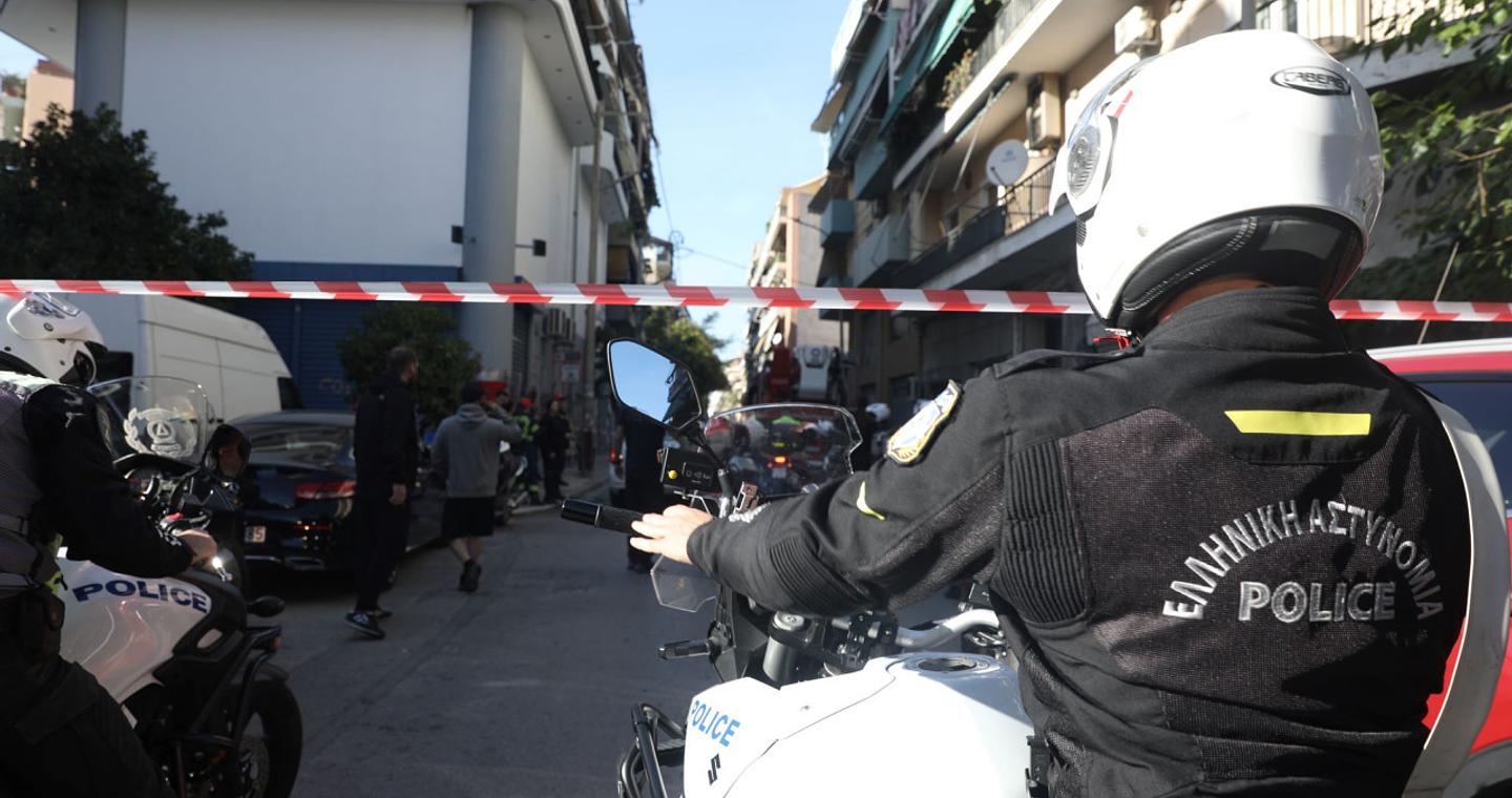 Έκρηξη σε είσοδο πολυκατοικίας στον Κολωνό: 4 τραυματίες, οι 2 αστυνομικοί - Εξετάζεται το ενδεχόμενο παγίδας σε αστυνομικούς