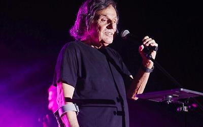 Βασίλης Παπακωνσταντίνου: Η πατερίτσα, το ατύχημα και η συγκλονιστική εμφάνιση!